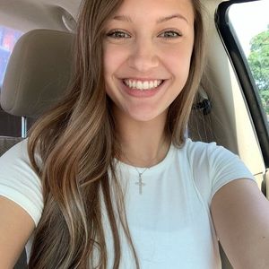 Meet your Posher, Claire